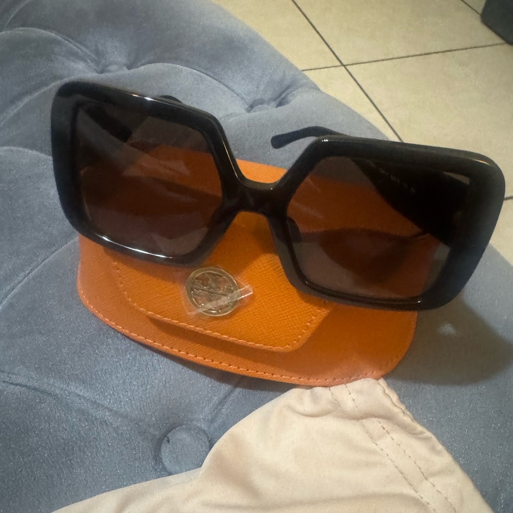 Tory Burch Black Square Frame Sunglasses with Brown Lenses - Picture 4 of 8